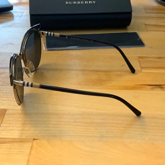 Burberry all inclusive sunglasses - Picture 12 of 12